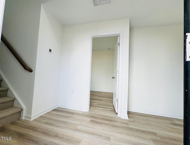 Building Photo - 4 Bedroom End Unit Townhome for Rent