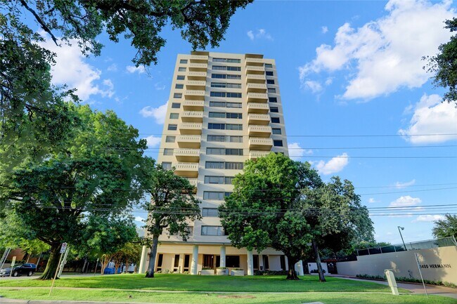 Building Photo - 1400 Hermann Dr