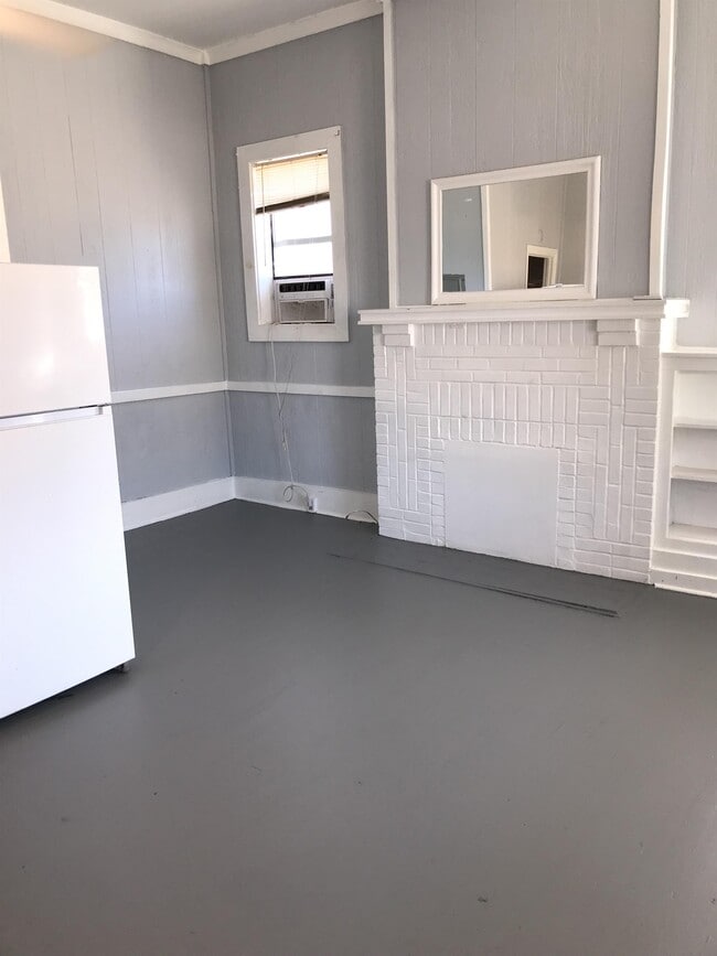 Building Photo - 822 Edwards St