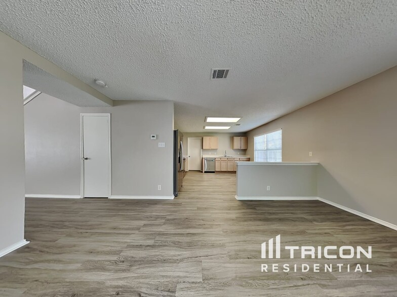 Building Photo - 931 Whispering Hollow Dr
