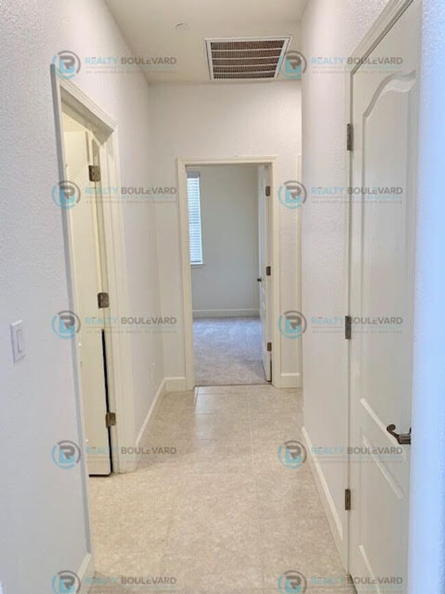 Building Photo - Gorgeous Newer 3 Bedroom Home! Located off...