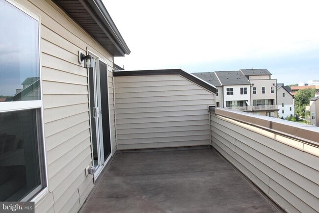 Building Photo - 4975 Longmire Wy