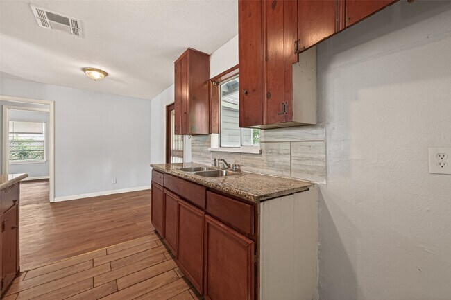 Building Photo - 10506 Buffum St