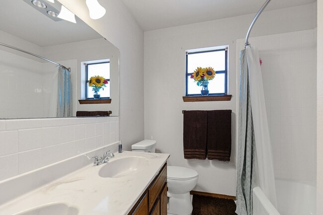 Building Photo - Spacious 3 bedroom 2 bath home with Solar Panels