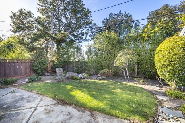 Building Photo - Elegant 3 Bed 2 Bath Home, Beautifully Remodeled in 2011