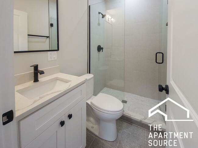 Building Photo - 2020 W Montrose Ave