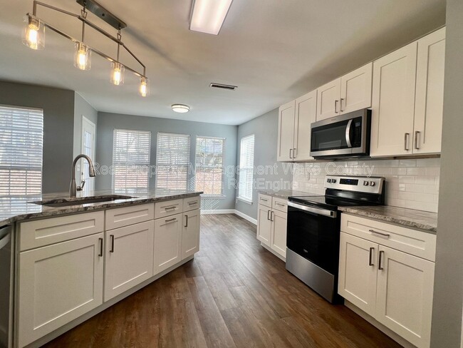 Building Photo - 213 Piney Woods Ln
