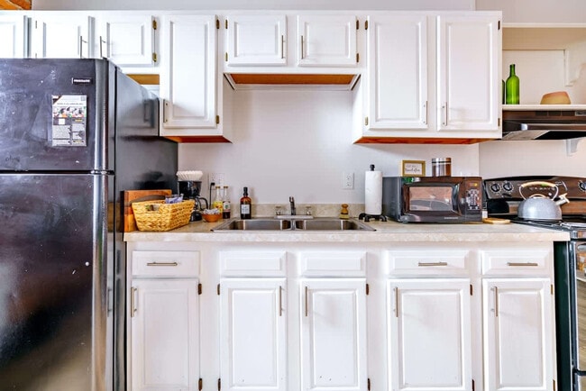 Building Photo - 1180 N High St