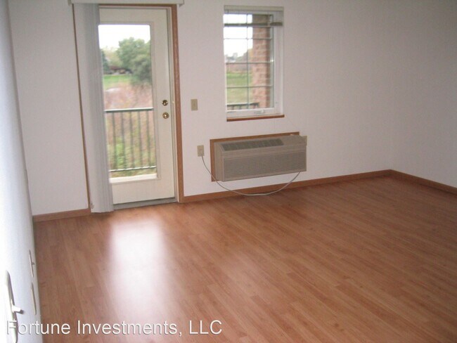 Building Photo - 2 br, 1 bath Apartment - 6522-28 Lake Rd 6...