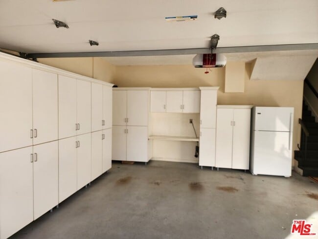 Building Photo - 1546 Palisades Dr