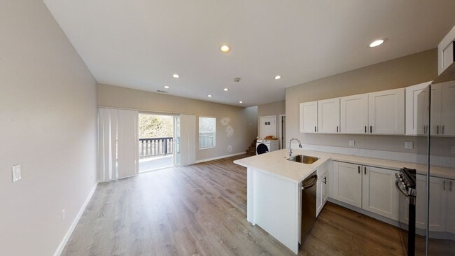 Building Photo - New 4 bed house with Private Deck!