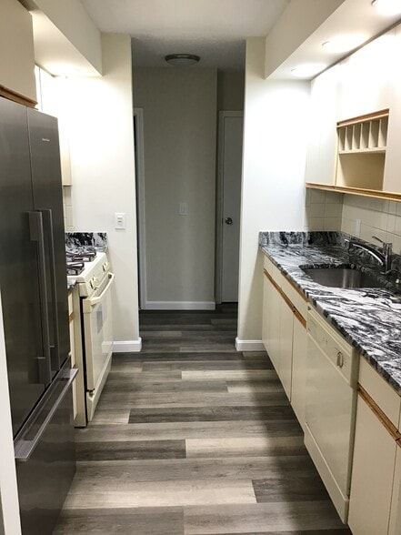 Building Photo - 210 Brook Village Rd