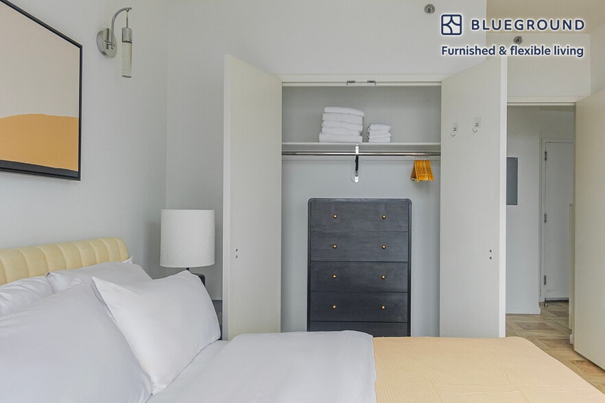 Building Photo - 635 W 42nd St