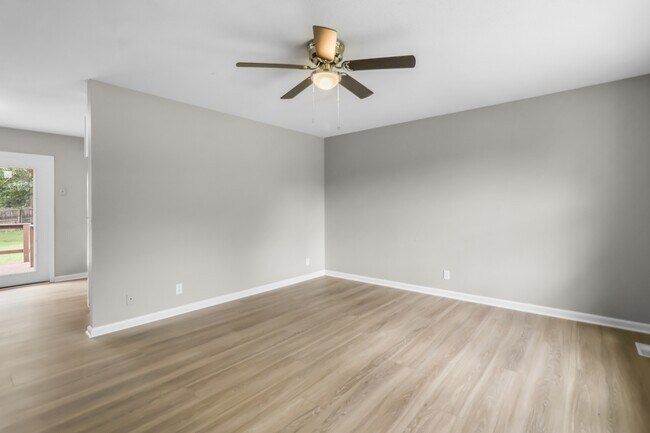 Building Photo - 931 Poppy Dr