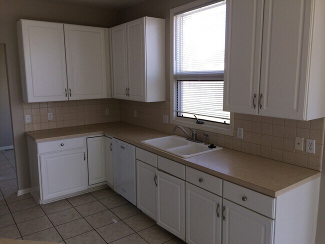 Building Photo - Large Home in Bellevue for Rent!