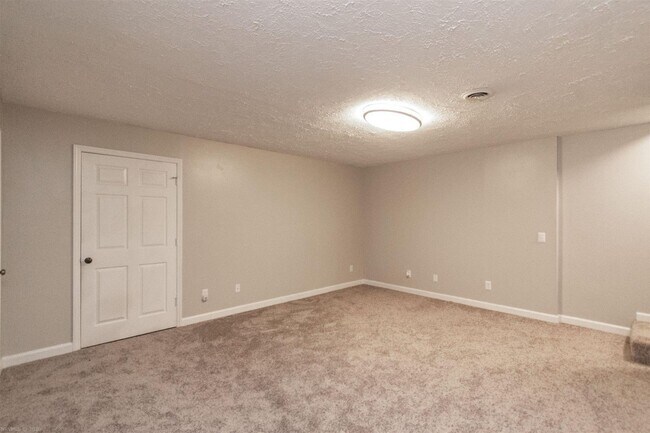 Building Photo - 6 bed/3 1/2 bath.  Pet Friendly