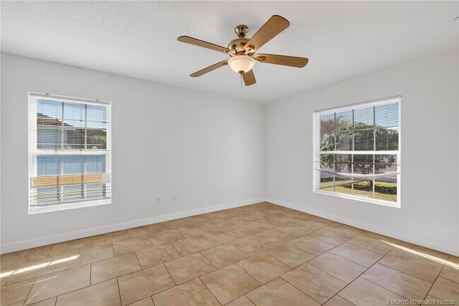 Building Photo - 1855 17th Ave SW