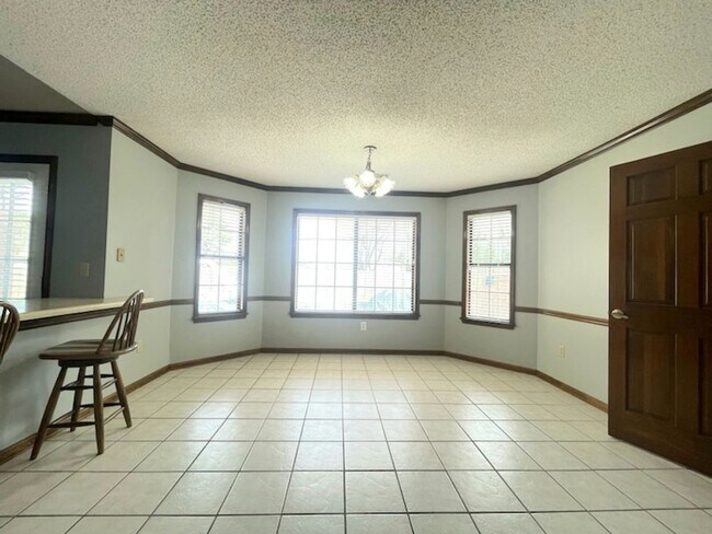 Building Photo - Country living, right in the center of Olive Branch