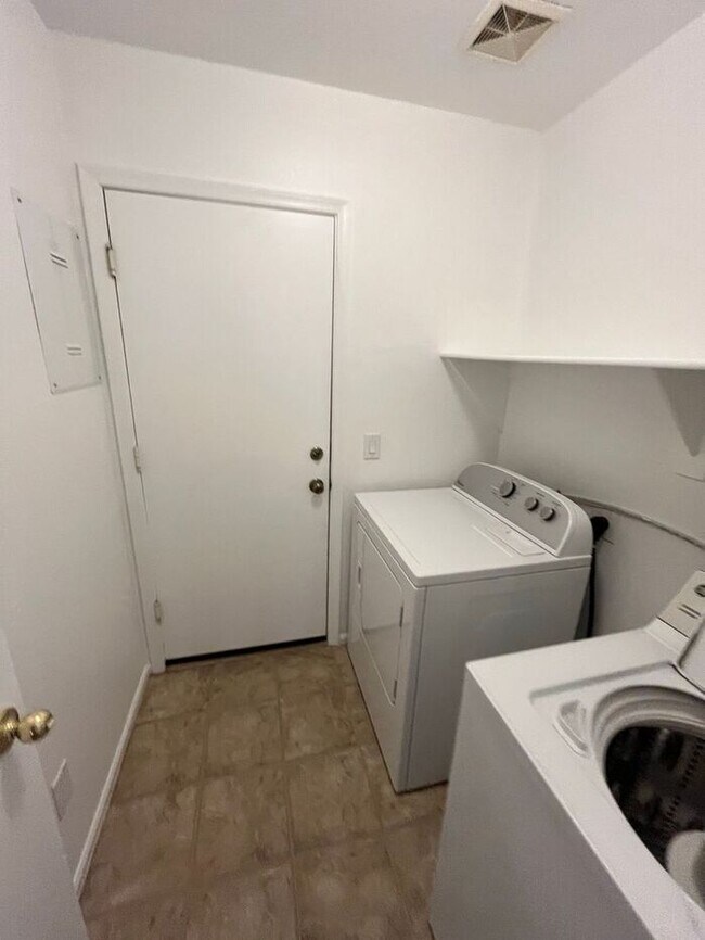 Building Photo - 3 Bedroom in Johnson Ranch Golf Community!