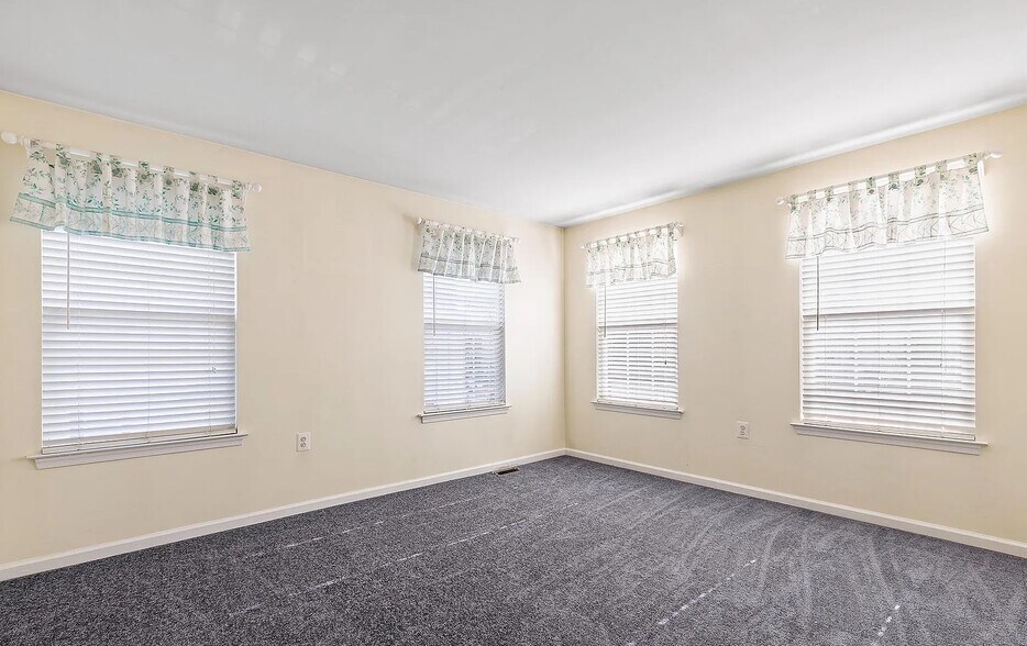 Building Photo - 387 Wheatfield Cir