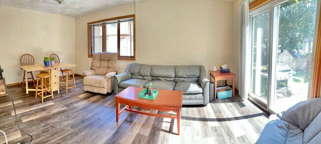 Building Photo - 1327/29 Bowen Ct.