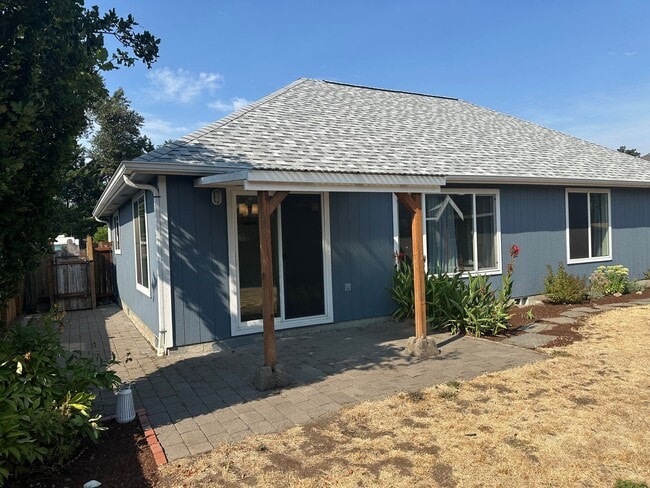 Building Photo - Beautiful 3 bedroom 2 bathroom house in a ...
