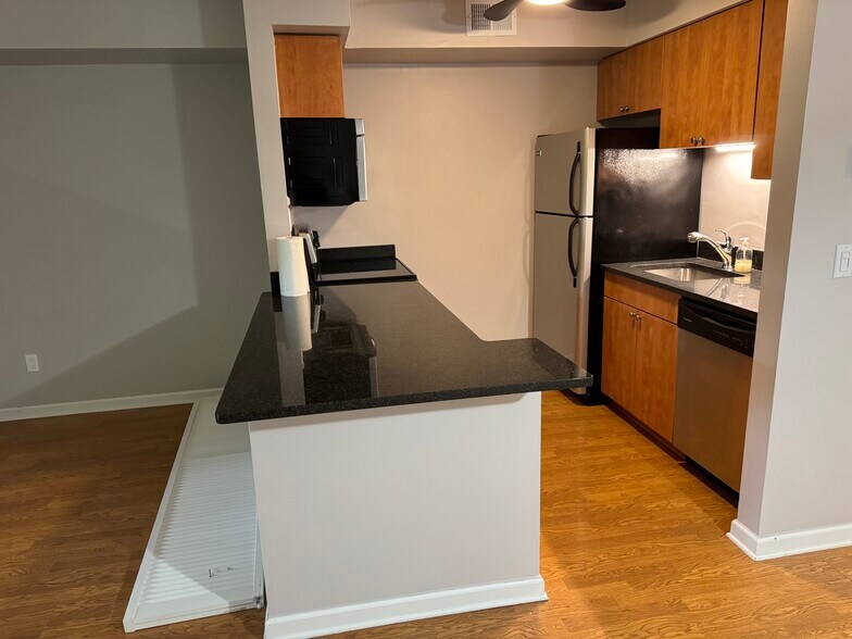 Kitchen - 2916 Davison Ave