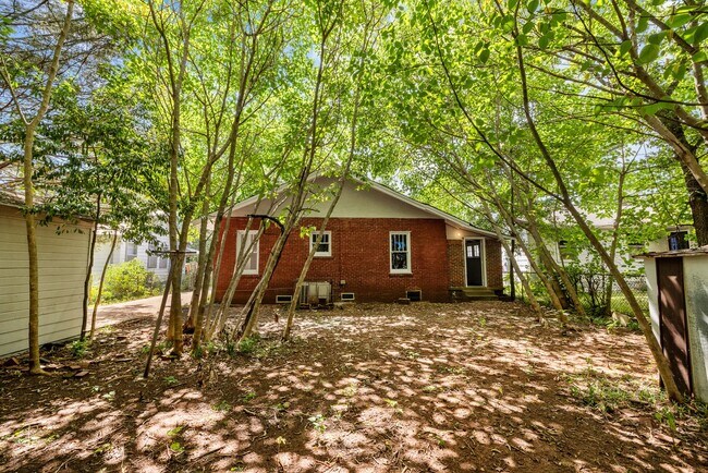 Building Photo - Beautiful Historic 4 Bedroom 2 Bathroom Home