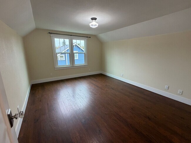 Building Photo - 3 Bedroom 1.5 Bath Single Family house on ...
