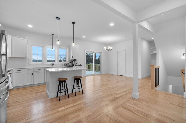 Building Photo - Move In Ready: Custom-built home