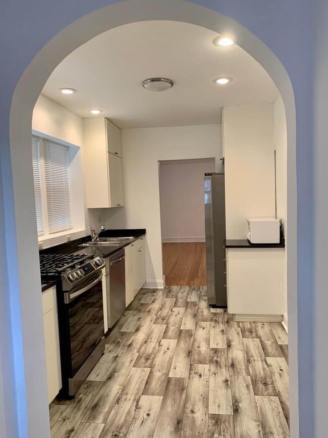 Kitchen - 138 Custer Ave