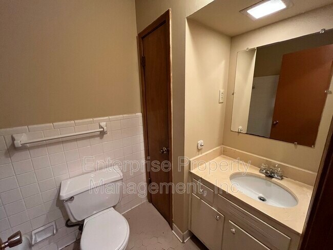 Building Photo - 3539 Glenshaw Dr