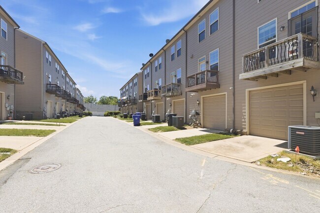 Building Photo - Stylish 3bd 3.5bath townhome for rent in the highly desirable Vermillion