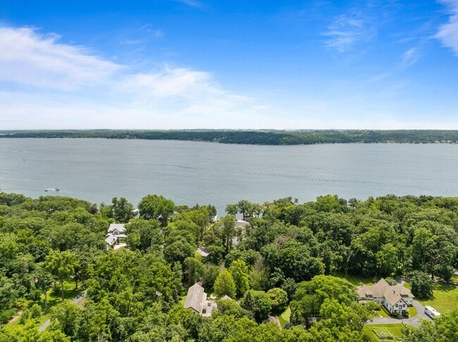 Building Photo - Williams Bay Lakefront Living Furnished Ho...