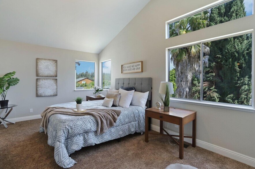 Building Photo - 2056 Middle River Dr