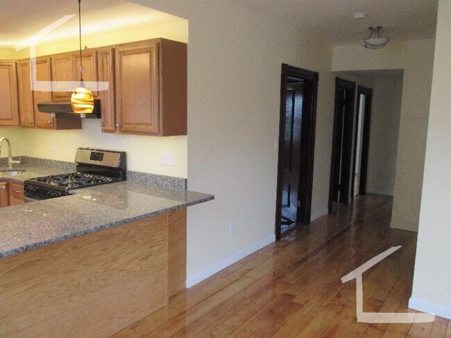 Building Photo - Nicely renovated 3 bed in Brookline Village!