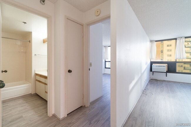 Building Photo - 1BR/1BA/1 parking in Royal Capitol Plaza.