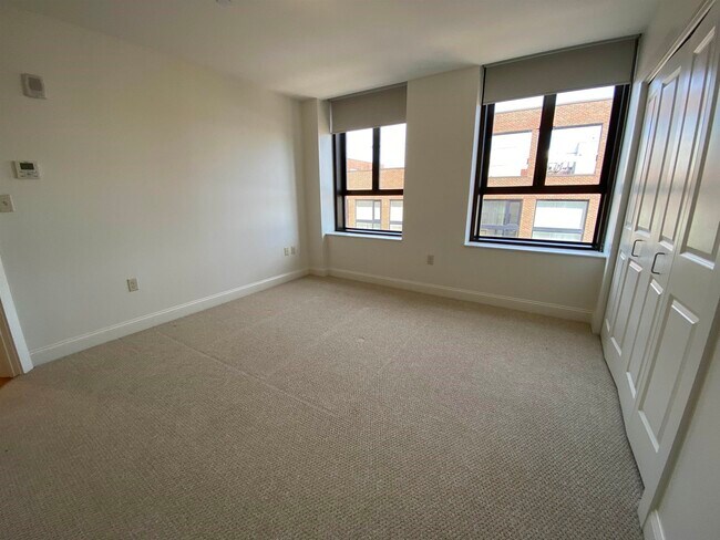 Building Photo - 875 Elm St