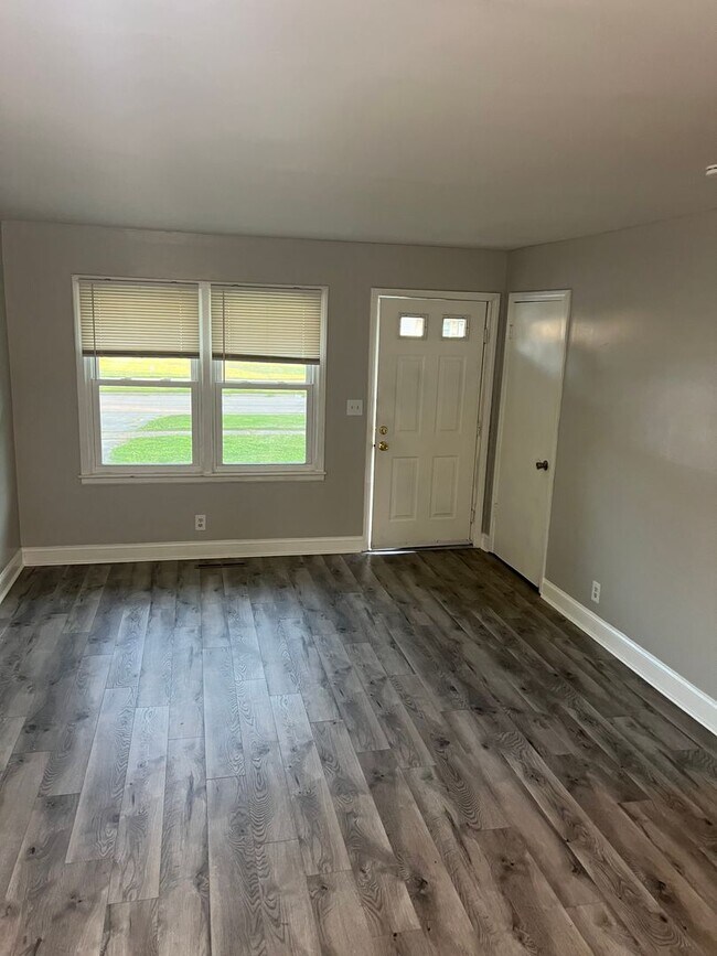 Building Photo - Beautiful 3 Bedroom 1 Bathroom Home