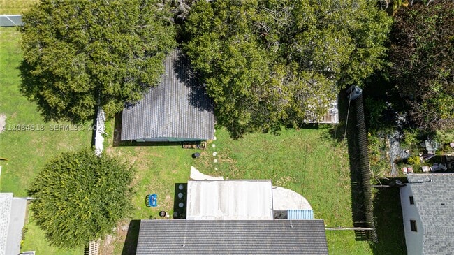 Building Photo - 618 SW Ray Ave