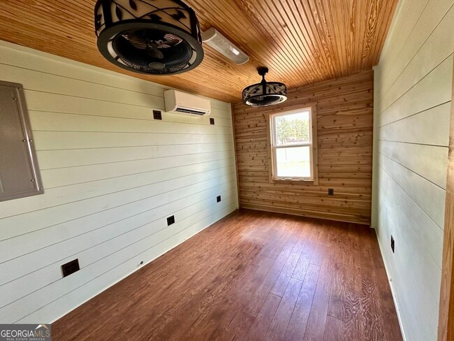 Building Photo - 315 Pinehill Rd