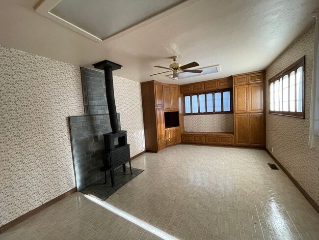 Building Photo - 535 Upham St