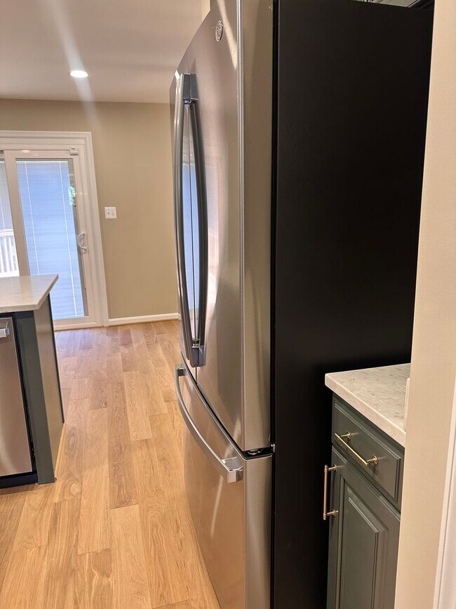 Building Photo - Renovated Kingstowne Townhouse | 3 Beds, 2...