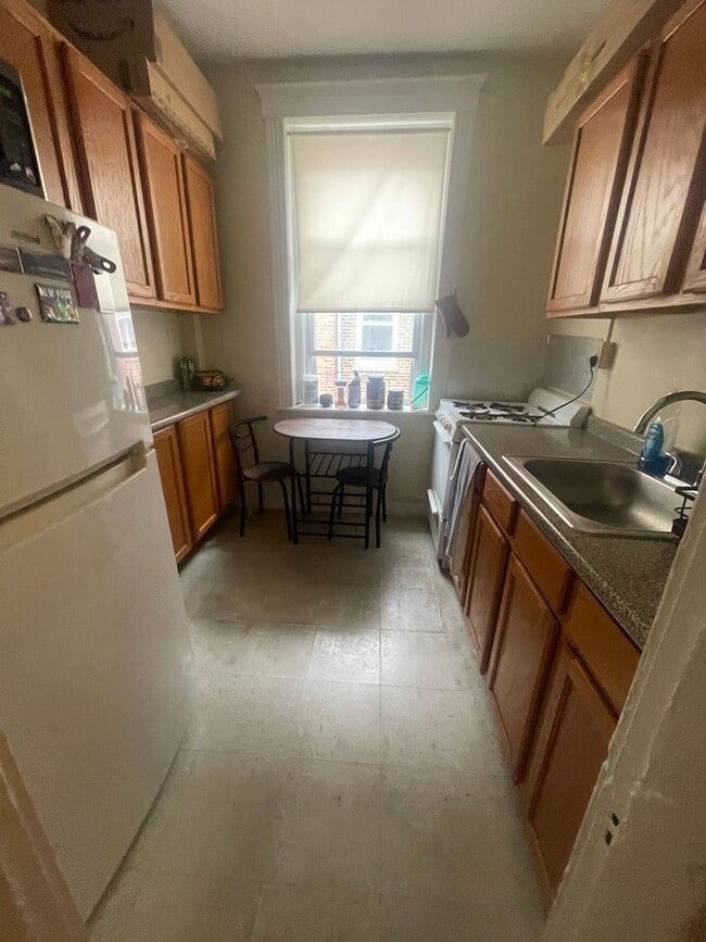 Building Photo - May 1st Studio NO FEE Very Sunny and Spacious, Hardwood Floors, Students Ok Laundry