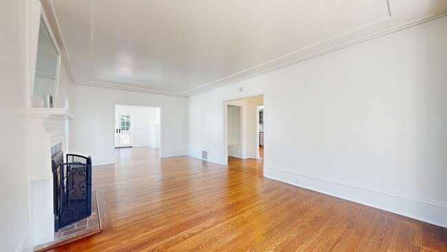 Building Photo - Stunning 4 Bedroom Home In Sought After Pi...