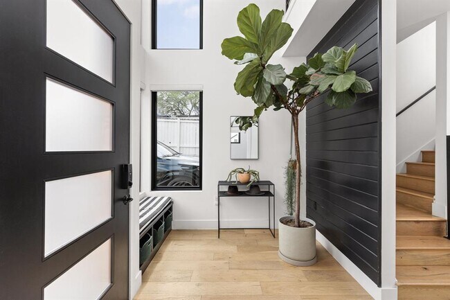 Building Photo - 1502 Waller St