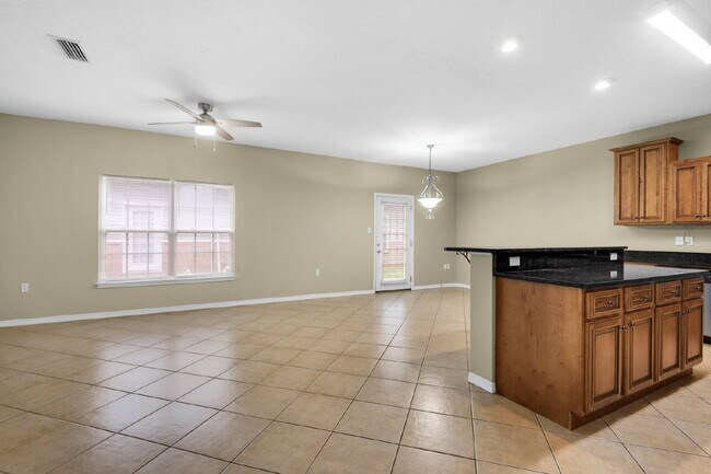 Building Photo - "Charming 3-Bedroom Townhouse Oasis in For...
