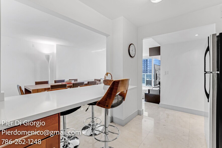 Building Photo - 100 Bayview Dr