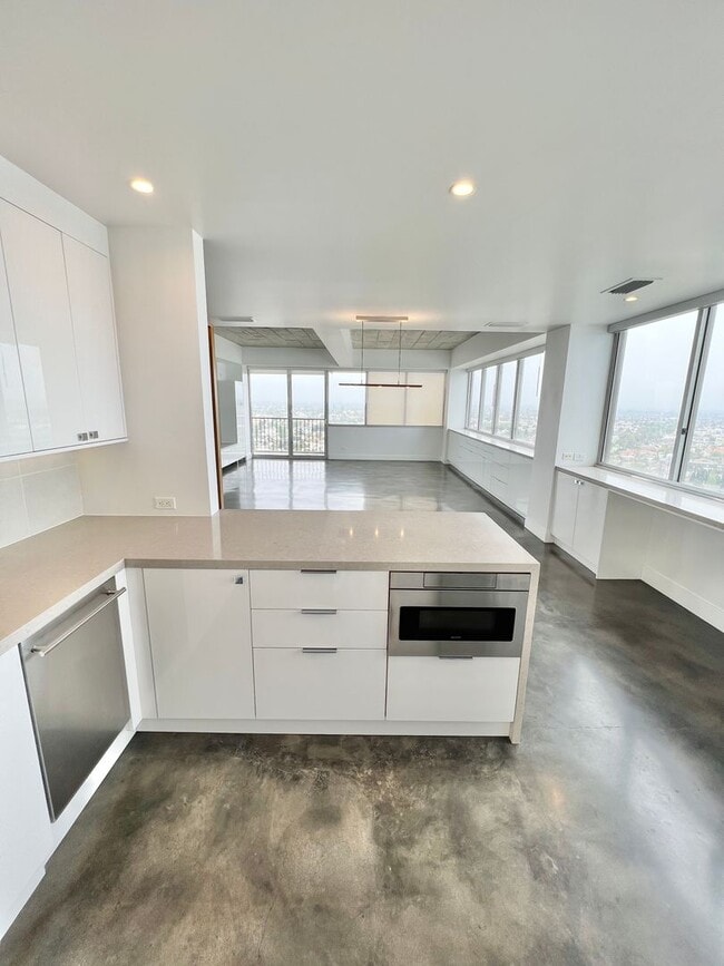 Building Photo - Private 16th-Floor Oceanview Residence with Belmont Pier Views