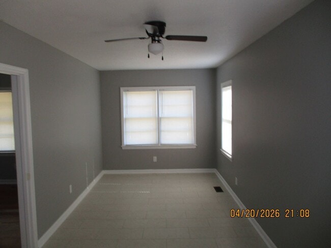 Building Photo - 1906 W Whitney Ave